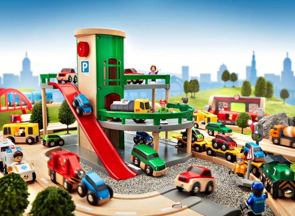 BRIO World – Parkgarage mit Aufzug und Tankstelle